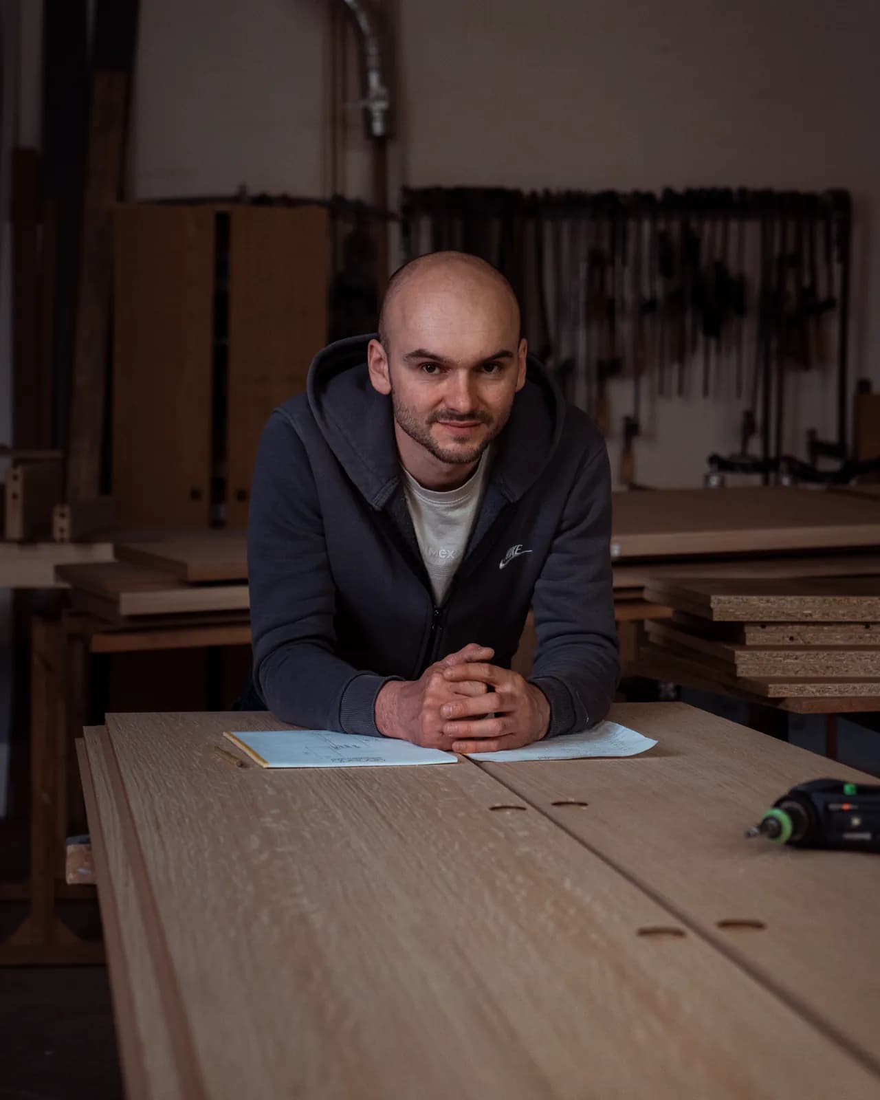 Petr Větrovský při výrobě nábytku v české dílně