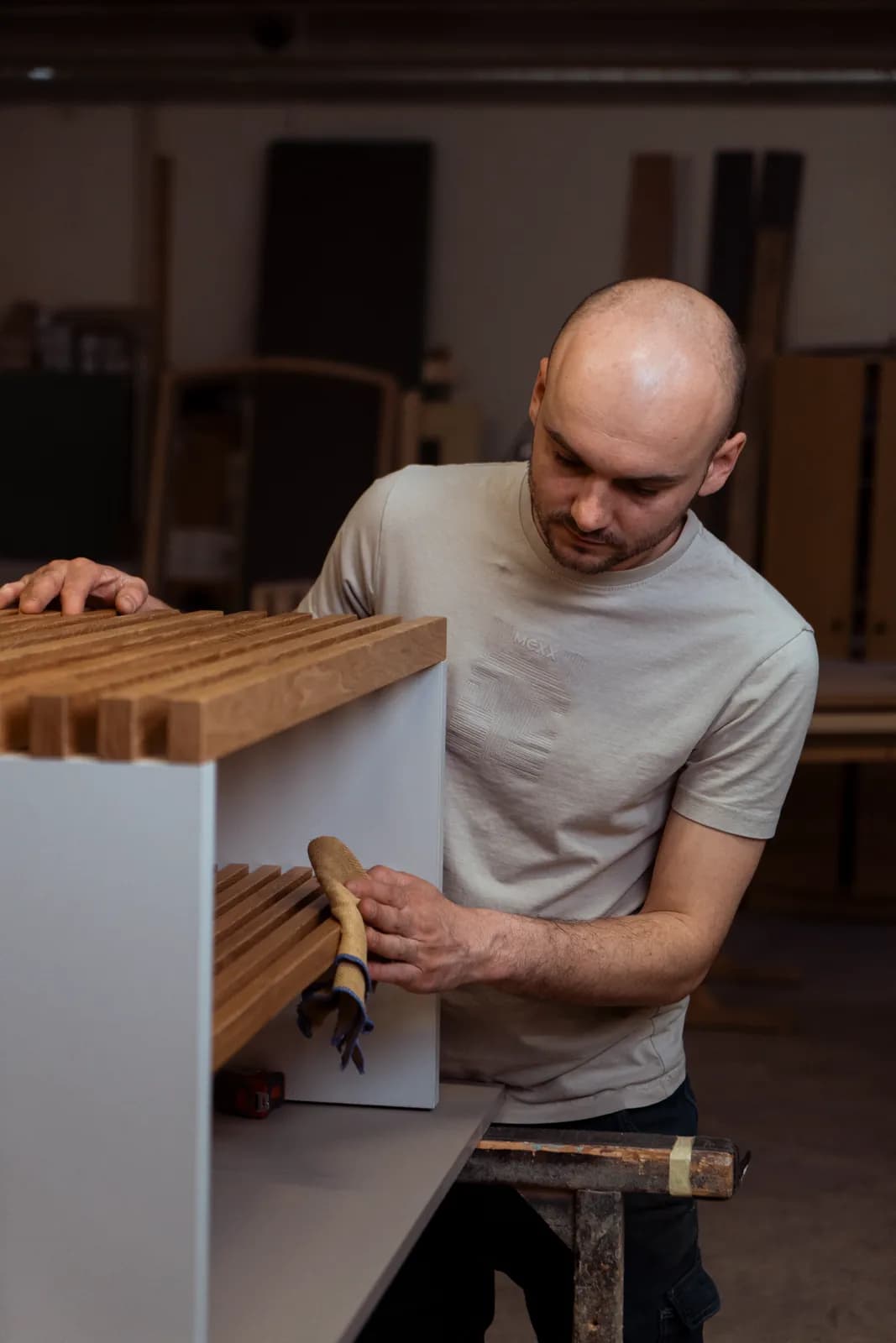 Řemeslné zpracování dubového dřeva v dílně DUVIO